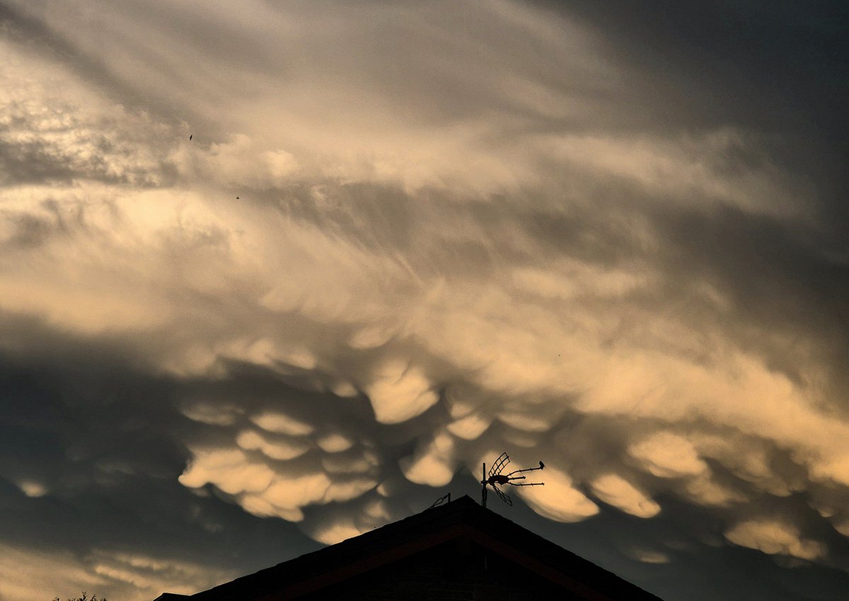 dgarrotix's tweet photo. Algú més que el cel de la #Cerdanya ahir la tarda-nit l'hagi fet caure de cul? 😉

#meteo #sky #storm #capvespre #sunset #atardecer #tempesta #cerdagne #coucherdesoleil https://t.co/EBzowxKc71