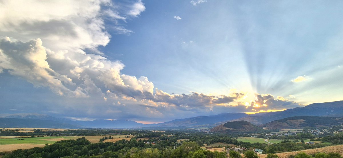 dgarrotix's tweet photo. Algú més que el cel de la #Cerdanya ahir la tarda-nit l'hagi fet caure de cul? 😉

#meteo #sky #storm #capvespre #sunset #atardecer #tempesta #cerdagne #coucherdesoleil https://t.co/EBzowxKc71