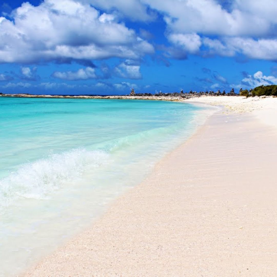 Estampas's tweet photo. #Estampas |  Cayo de Agua en Los Roques: arenas blancas, aguas cristalinas, Paso de Moisés y snorkel con peces multicolores. Vuela al Gran Roque y navega a este edén. ¡Lleva agua, protector solar y prepárate para el paraíso puro! https://t.co/hWWirtUMKQ #Turismo https://t.co/xCjxHWK060