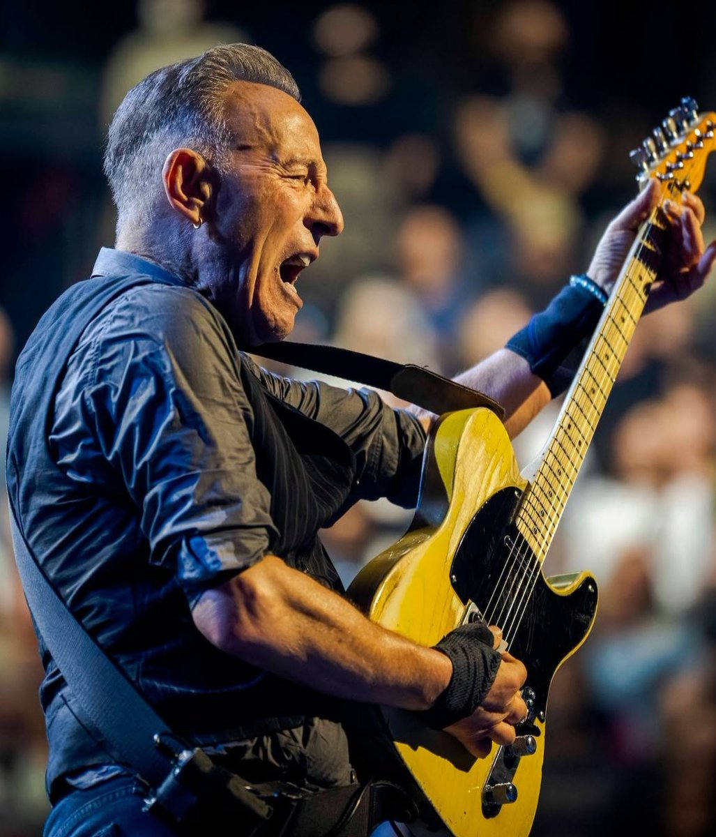 VLafora's tweet photo. Hi tramps, happy #SpringsteenSaturday
to all #BS & #ESB friends.
#BruceSpringsteen
📷 By #RobDeMartin Inglewood, April 7 2006
📹 "Clampdown" Inglewood, April 7, 2026
https://t.co/v37ZvR5srg
@Mosqueter4 @PaulApp0505 @dbbossss @ToonTravels
@tommymcc321 @NJMusicFun2 @ABessai https://t.co/nBJpvIP30f