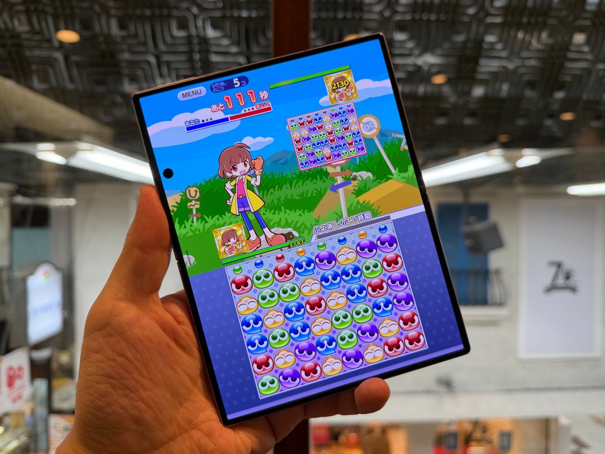 skyblue_1985jp's tweet photo. Galaxy Z Fold8、数日使い込んだけどとても良い。画面比率4:3（展開時）になったことで、画面サイズピッタリで使えるアプリが格段に増えた気がします。この余白の少ないフォルダブル体験がスタイリッシュでとても新鮮。

近いサイズ感に「Pixel Fold」が挙げられますが、重量、薄さ、スペック、操作性、ポケットの収納感まで全然違うのでパスポート型の印象が変わりました。もちろんSamsung DexやXREALとの相性もバッチリ。携帯性とエンタメ重視ならFold8 Ultraよりお勧めかも☺️