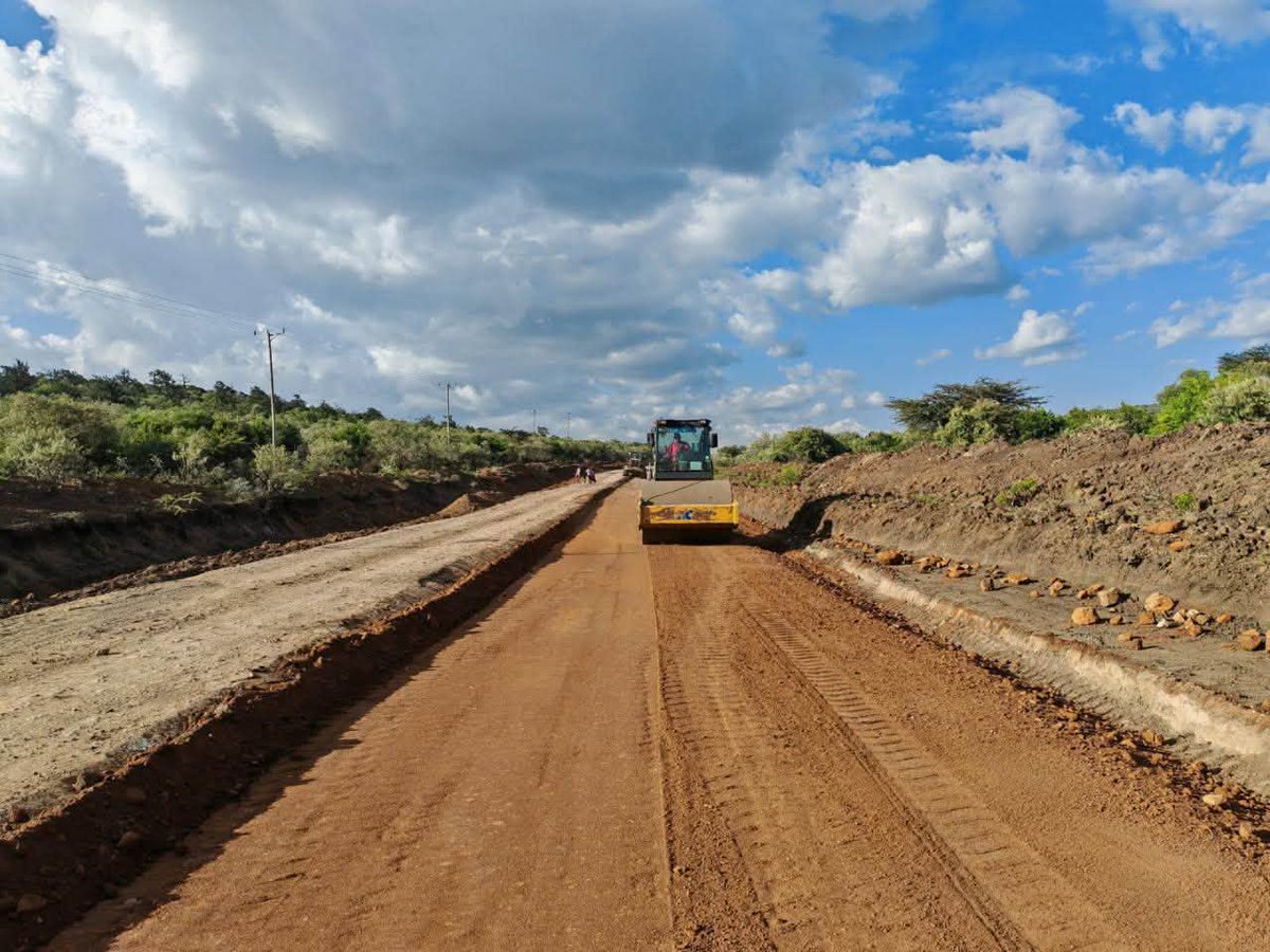 Roads_KE's tweet photo. Narok County: The 22km Nkuswani–Naikara–Leshuta–Morijo Road upgrade in Narok County is now 48% complete, marking steady progress in improving connectivity and access across the region.
#DeliveringThePromise || #SeamlessConnectivity || #BeyondTheHighway https://t.co/V5CN7fst3H
