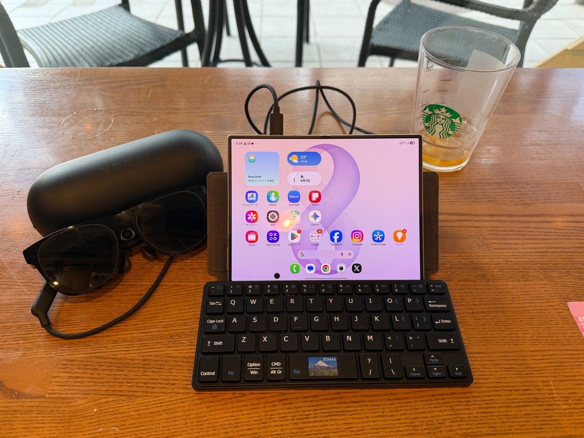 skyblue_1985jp's tweet photo. Galaxy Z Fold8、数日使い込んだけどとても良い。画面比率4:3（展開時）になったことで、画面サイズピッタリで使えるアプリが格段に増えた気がします。この余白の少ないフォルダブル体験がスタイリッシュでとても新鮮。

近いサイズ感に「Pixel Fold」が挙げられますが、重量、薄さ、スペック、操作性、ポケットの収納感まで全然違うのでパスポート型の印象が変わりました。もちろんSamsung DexやXREALとの相性もバッチリ。携帯性とエンタメ重視ならFold8 Ultraよりお勧めかも☺️