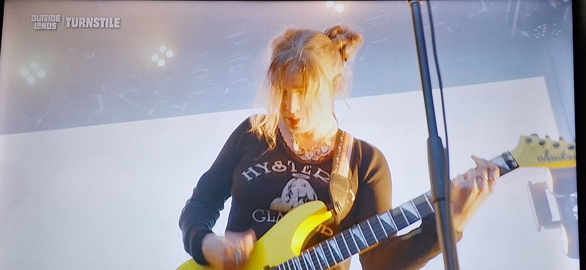 inukicchy's tweet photo. なぜ観てるかというとギタリストの女性がきゃわゅぃぃからである。 https://t.co/lxZMsdtEJ8
