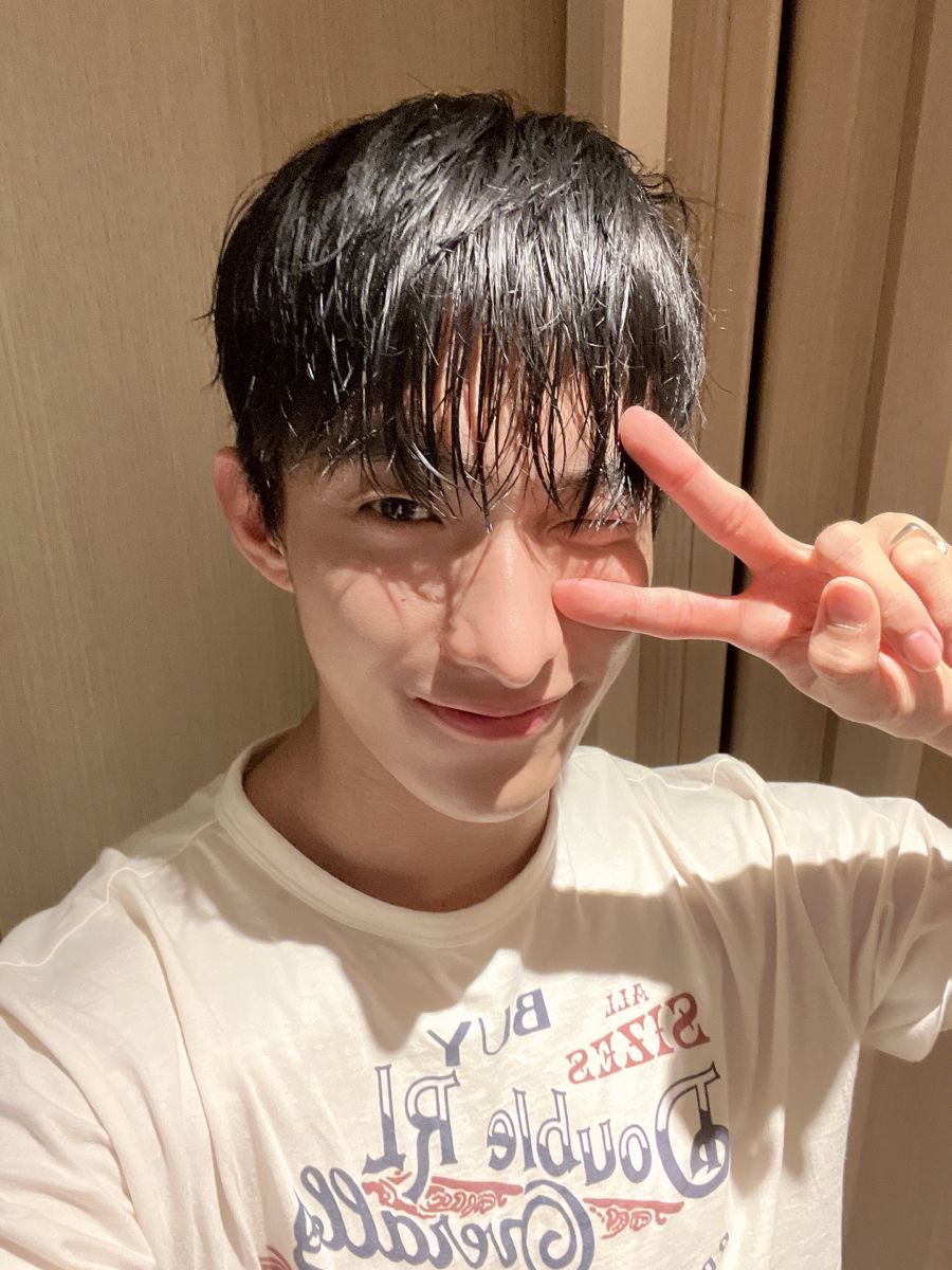 _seokhui's tweet photo. my bias vs my degree (political science) https://t.co/3nwlkTz5DI