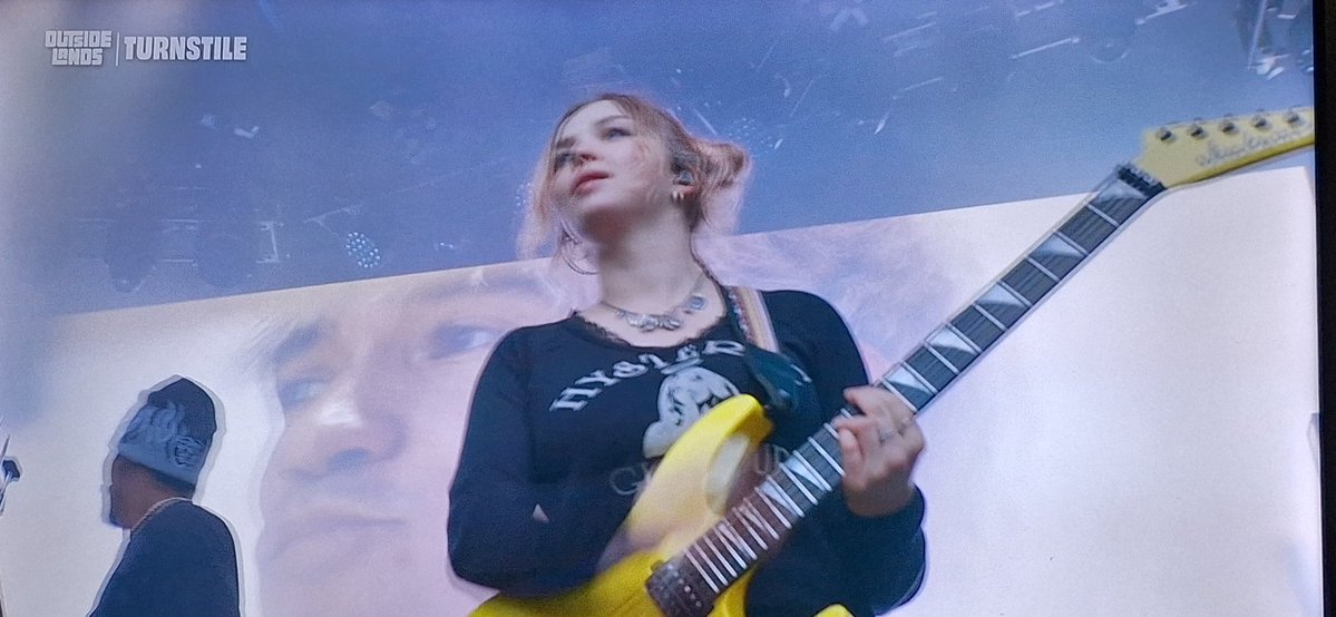 inukicchy's tweet photo. なぜ観てるかというとギタリストの女性がきゃわゅぃぃからである。 https://t.co/lxZMsdtEJ8