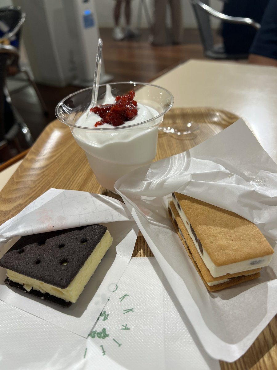 emineconico's tweet photo. 朝ごはんに、札幌で人気のサンドイッチのお店で購入して車でもぐもぐ🥪
午前中に札所巡りを結願して、小樽では六花亭のバターサンドアイスとチーズケーキサンド、ヨーグルトスムージーなどを食べました💕
幸せ！
余市のナイアガラソフトは外せない
ランチはハンバーグとステーキ🥩
たべてばっかり笑 https://t.co/QVIS7HHCED