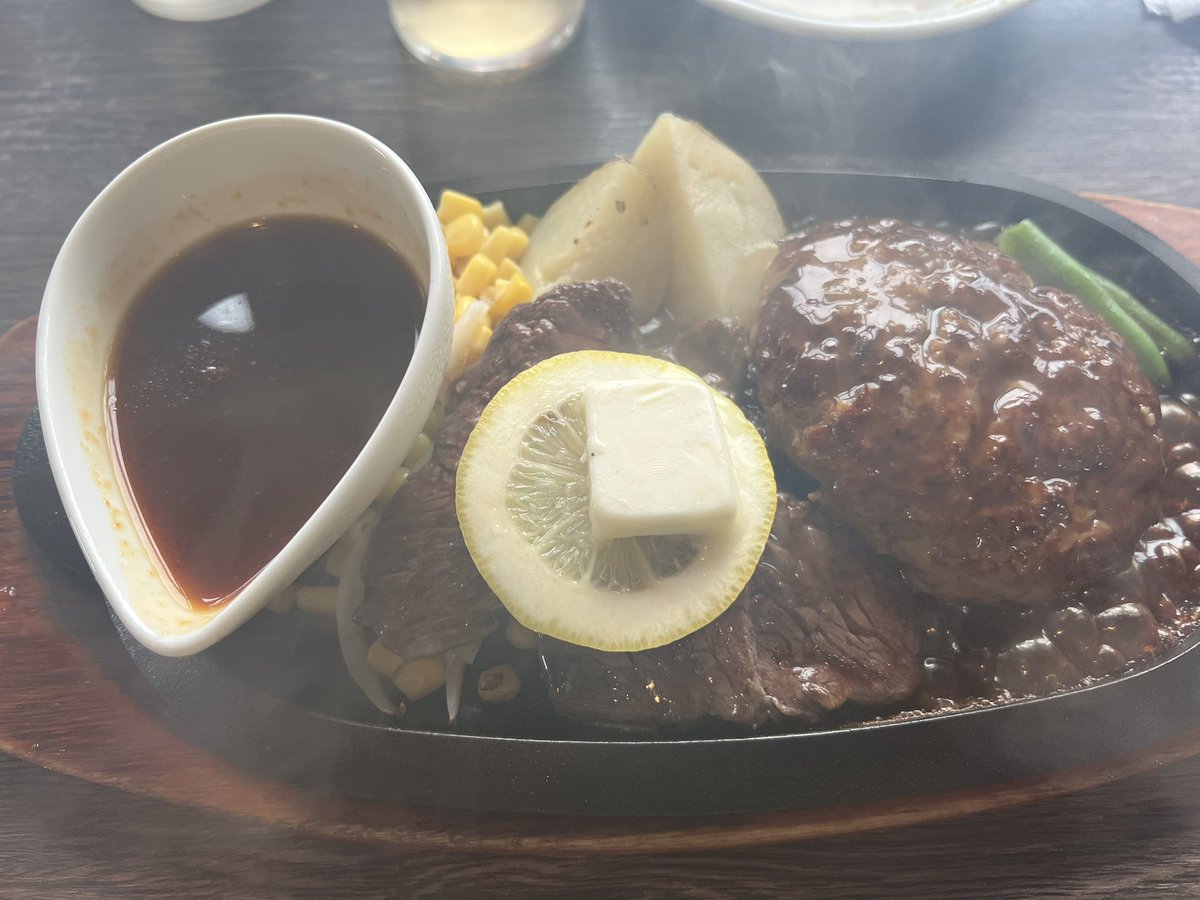 emineconico's tweet photo. 朝ごはんに、札幌で人気のサンドイッチのお店で購入して車でもぐもぐ🥪
午前中に札所巡りを結願して、小樽では六花亭のバターサンドアイスとチーズケーキサンド、ヨーグルトスムージーなどを食べました💕
幸せ！
余市のナイアガラソフトは外せない
ランチはハンバーグとステーキ🥩
たべてばっかり笑 https://t.co/QVIS7HHCED