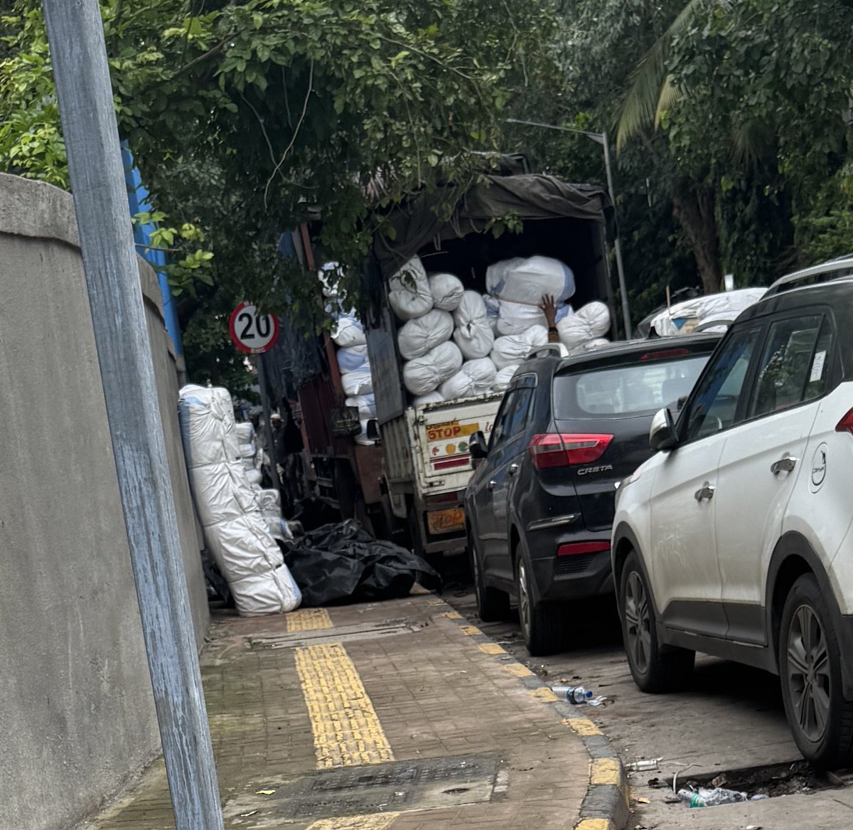 savetps6's tweet photo. @AshwiniBhide @mybmc @mybmcWardHW Residents have been complaining since years to BMC but this nuisance continues. Residents have to walk on narrow roads & meet with accidents. Location TPS6 Road No 3 & 5 nr Sambhaji Krindangan Santacruz west M-54 #mncdfcollective https://t.co/vp9MHMWJPt
