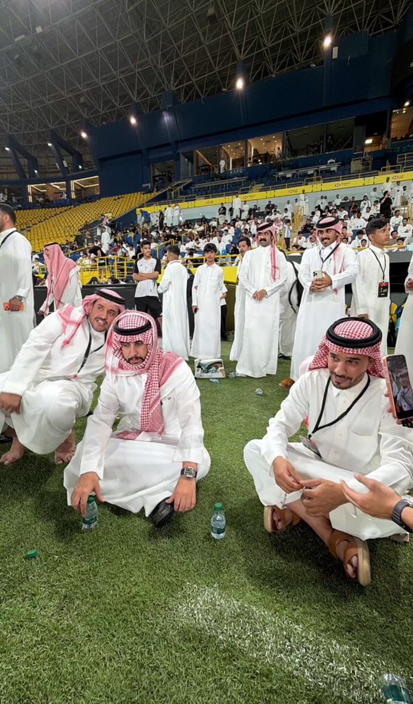 u6wcj's tweet photo. تواضع ادارة فريق السعاطير تاركين الكراسي والمدرجات VIP وجالسين بالارض عن اي تواضع
 تتحدثون 🤍 https://t.co/5CzgJBWo7F