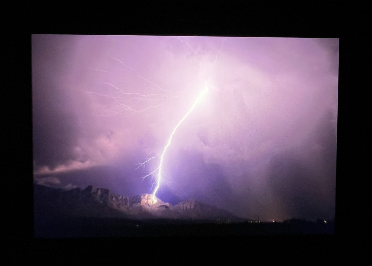 DubSonata's tweet photo. Back of cam. Catalinas like 20 min ago. #azwx #stormhour https://t.co/eCQkiDJAJt