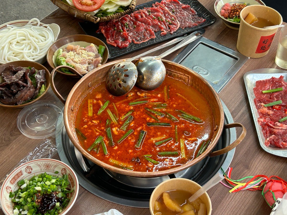 ItsmextinaPatty's tweet photo. After midnight, the noodle pot simmers slow, just like the quiet catch-ups with folks who don’t need loud words. ， https://t.co/UhsdWpKanS