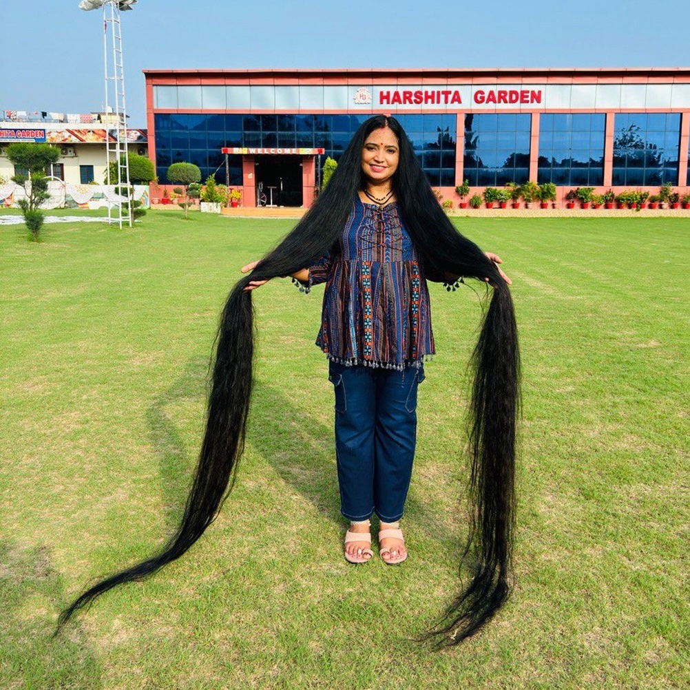 interesting_aIl's tweet photo. An Indian woman breaks the world record for longest hair, measuring at 8 feet and 10 inches

Renu Dhariyal has not cut her hair since 2015 https://t.co/Wry3tgXRgk