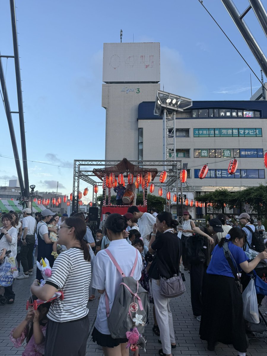 fushimi1988's tweet photo. 今日は、特別市・大都市行財政制度特別委員会が開催されました。
夕方からは夏祭り、戸塚東口商店会納涼会！
立川佐平次さん、kaho*さんの演出もあり盛り上がりました。 https://t.co/21xXosIv7V