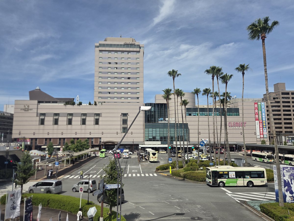 hayato_train's tweet photo. 最近ようやく自動改札がついたハリボテ駅舎こと徳島駅
やっぱり駅舎とホームのギャップがすごすぎる
#四国最長片道切符の旅 https://t.co/VYnB5zVbQF