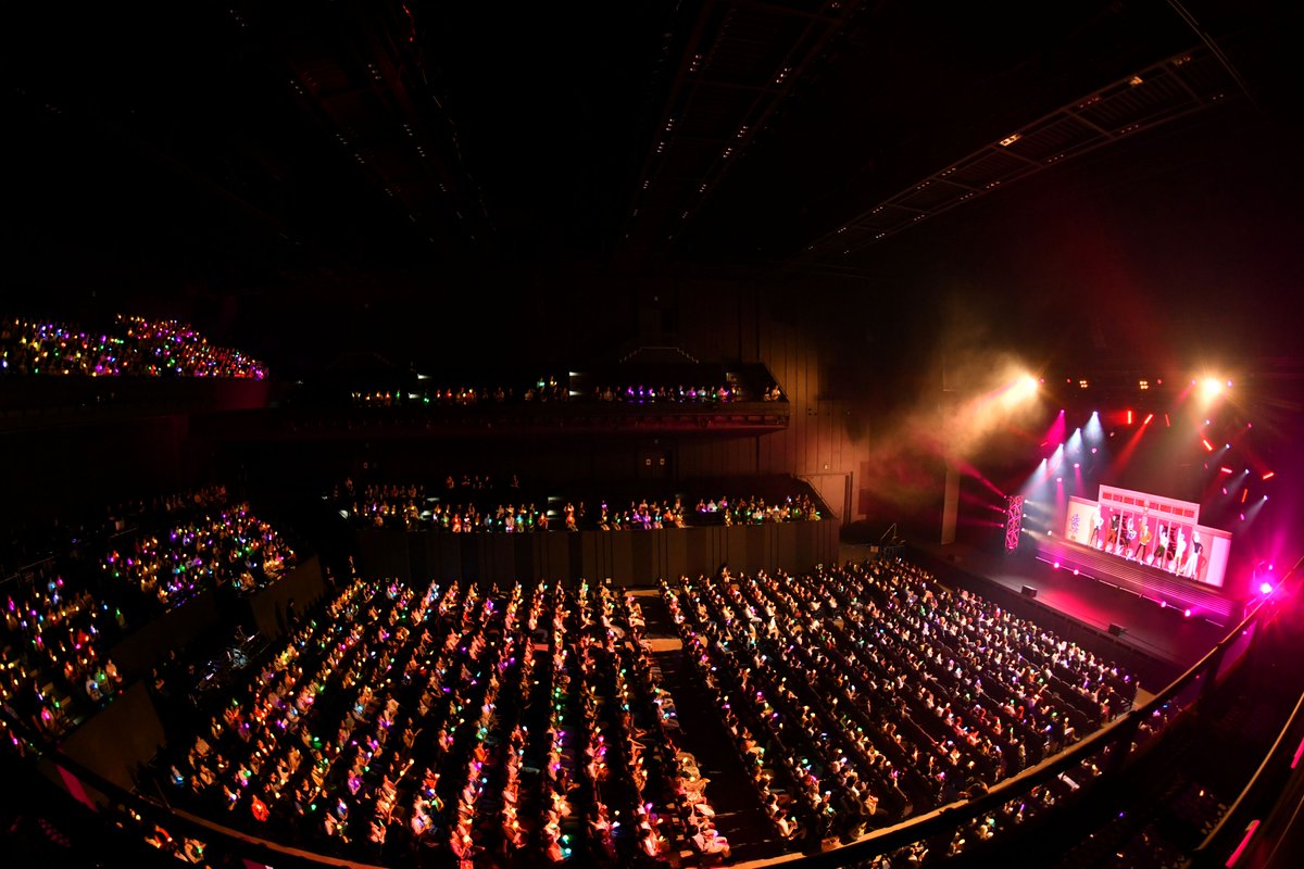 charisma__house's tweet photo. ✈️＼＼\\ ☁️ //／／✈️
#カリスマハウスツアー
DAY1 朝公演終了！💥
✈️／／// ☁️ \\＼＼✈️

初の3DCGライブ
みんなどうだった❓❓
感想バンバン教えてよ🫵

朝公演見た人、帰るの早くない？？
もう1ブレイク、いやもう2ブレイクみたくない？？？
当日券🈁：https://t.co/0WrmlKGY4v
🎪会場の入場入り口横でも買えます✋

配信でも待ってるよ～.ᐟ.ᐟ
💻：https://t.co/ELvfIWrLk7