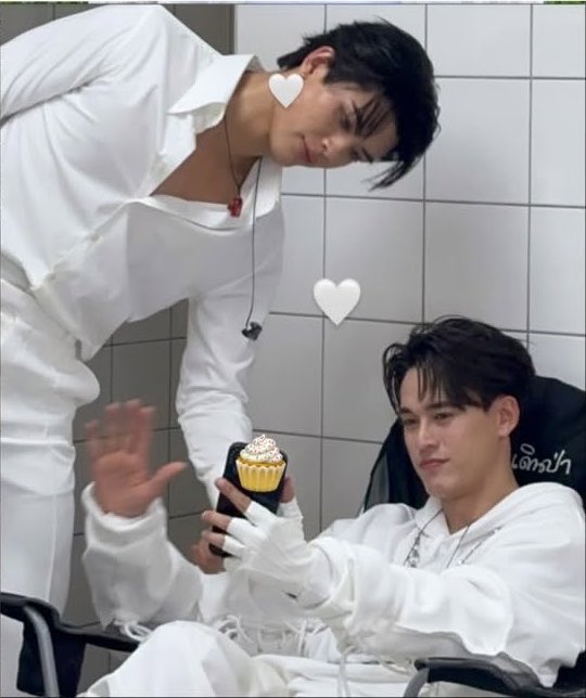 _tellheaven's tweet photo. พี่ปาล์มหัวใจน้องกวินคับ😭
(แบรนมือถือเข้าจอสกวินปะะ👀)

#Growing29WithGawin  
#JossGawin https://t.co/w3gCVv40iL