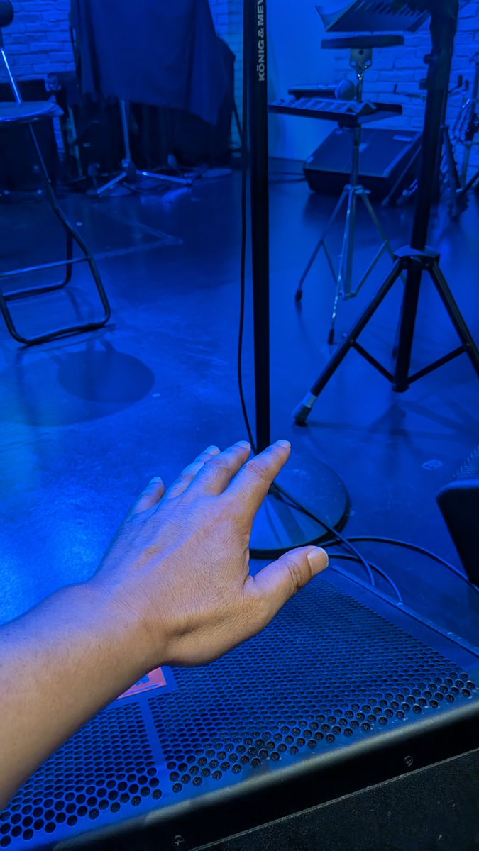 wata321go's tweet photo. ど真ん中の最前列でマイクに手が届きそうな距離で緊張してる…。

うっかり気絶しないようにせねば…🤩

#八谷晃生
#JILLE https://t.co/HfbZX6kQaH