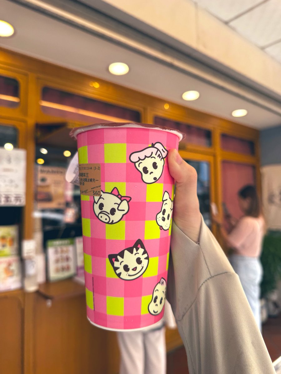 Furariel's tweet photo. OSAMU先生が台湾で展覧会を開催しています✨

日本人の友達や日本語の先生から、OSAMUは日本でもすごく人気があると聞きました🥰
もちろん台湾でも大人気です〜〜！

最近は台湾のドリンクショップともコラボしていて、すごく長い行列ができていました😳
カップが本当に可愛すぎる〜〜😻💕

#OSAMU https://t.co/qBmbSrvvBz