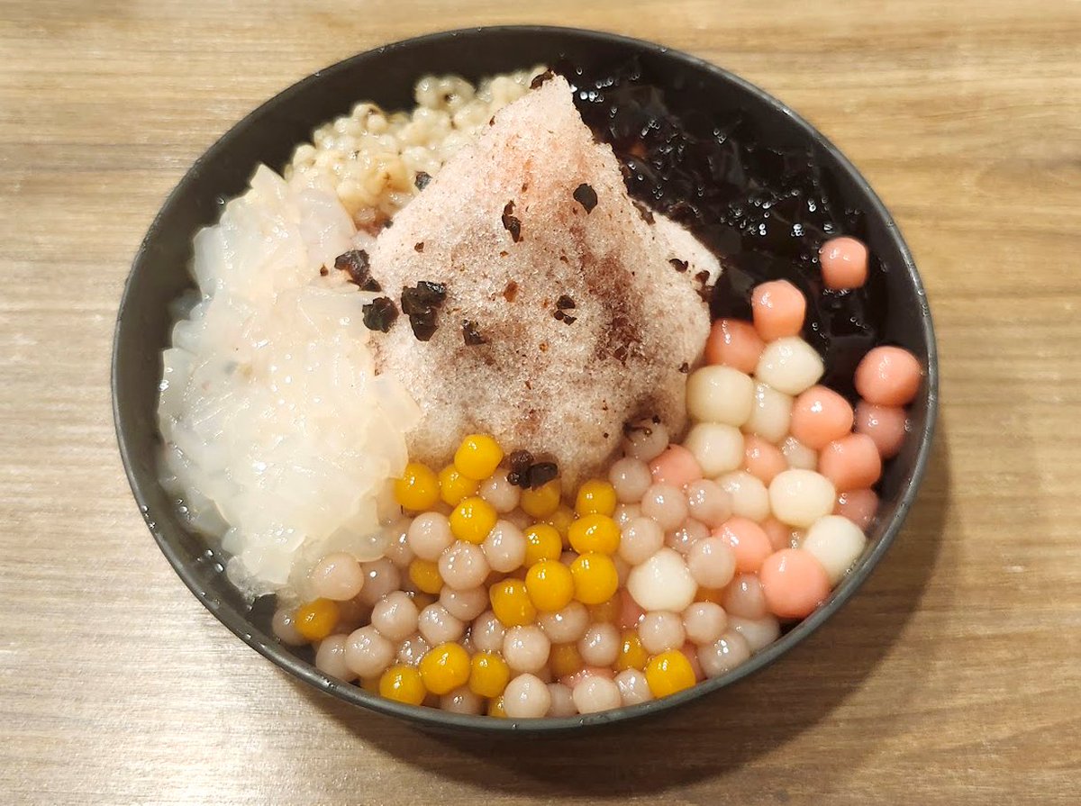 Miga_Chen's tweet photo. （1/2）
期待好久的行程因為白海豚颱風被迫取消，心情好沮喪，決定去吃冰來安慰一下自己🥹🍨

👩家人：「別這麼難過，下次再去就好了！🤗」
我：「我期待好久了，都想好要吃什麼美食了！😭」
👩家人：「你難過的點居然是食物嗎？😲」
我：「下次去我要把這次沒吃到的美食加倍補回來！💪 🍴」
家人：🤦 https://t.co/73nLkjqo8v