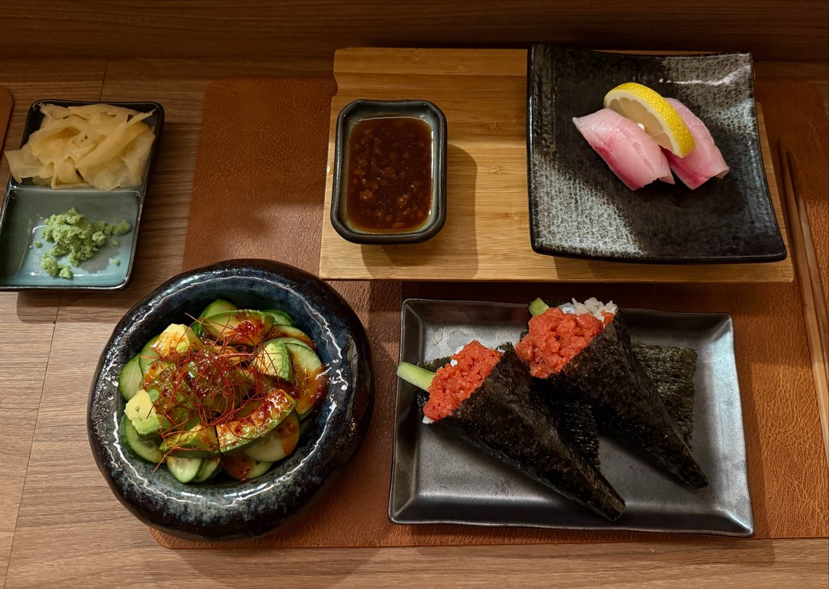 r0ckerafoo's tweet photo. SUSHI #yum https://t.co/UE693PenFR