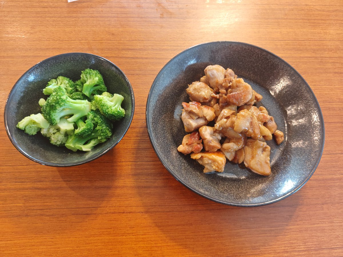 subuta1031's tweet photo. 自炊始めた。筋肉飯。もも肉だけど笑 https://t.co/3KcMTrYFdf