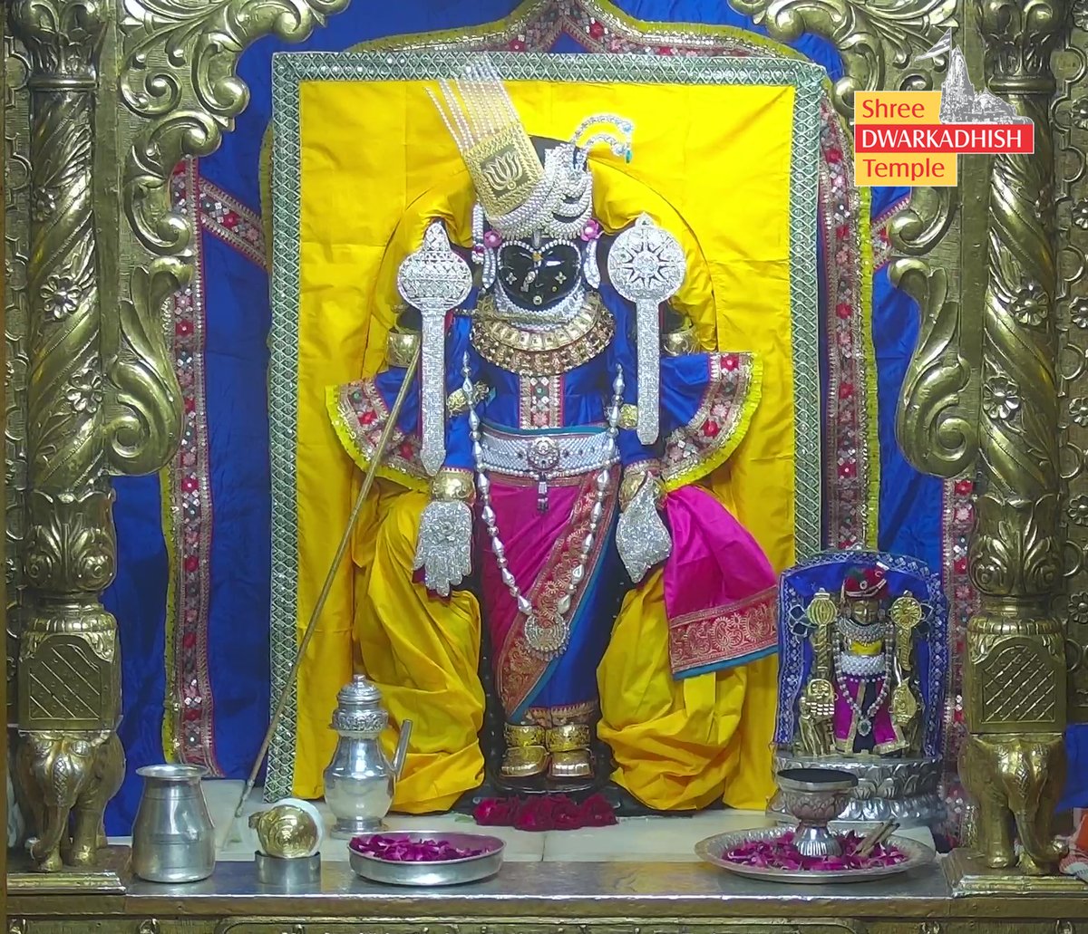 DwarkaOfficial's tweet photo. राजाधिराज द्वारकाधीश जी के श्रृंगार आरती दर्शन🙏🏻
श्री द्वारकाधीश मंदिर द्वारका,गुजरात
दिनांक :- 08/08/2026 शनिवार           

#Dwarka #shringararti
#ShridwarikadhishmandirOfficial https://t.co/pK2Qzh4sGa