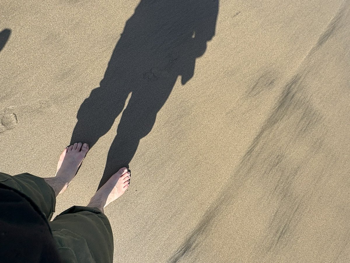 gonjabro's tweet photo. 海で遊んでたらサンダル流されて今これ https://t.co/9c8botlXmJ