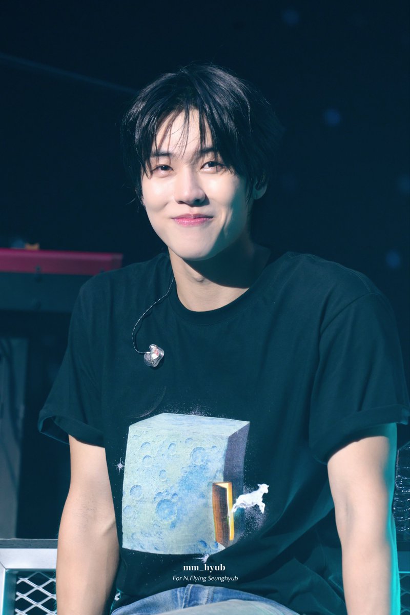 mm_hyub's tweet photo. 260801 N.Flying &amp;Con5: into REM in Seoul Day2

오늘 공연 화이팅하세요! 🖤

#이승협 #李承協 #LeeSeungHyub 
#NFlying #엔플라잉 https://t.co/sETPH2JZCx