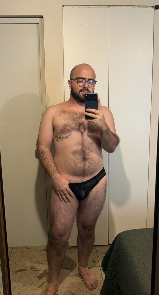 cuatrohuevos4's tweet photo. ¿me pongo más ropa o así estoy bien? https://t.co/h0o27tt73p