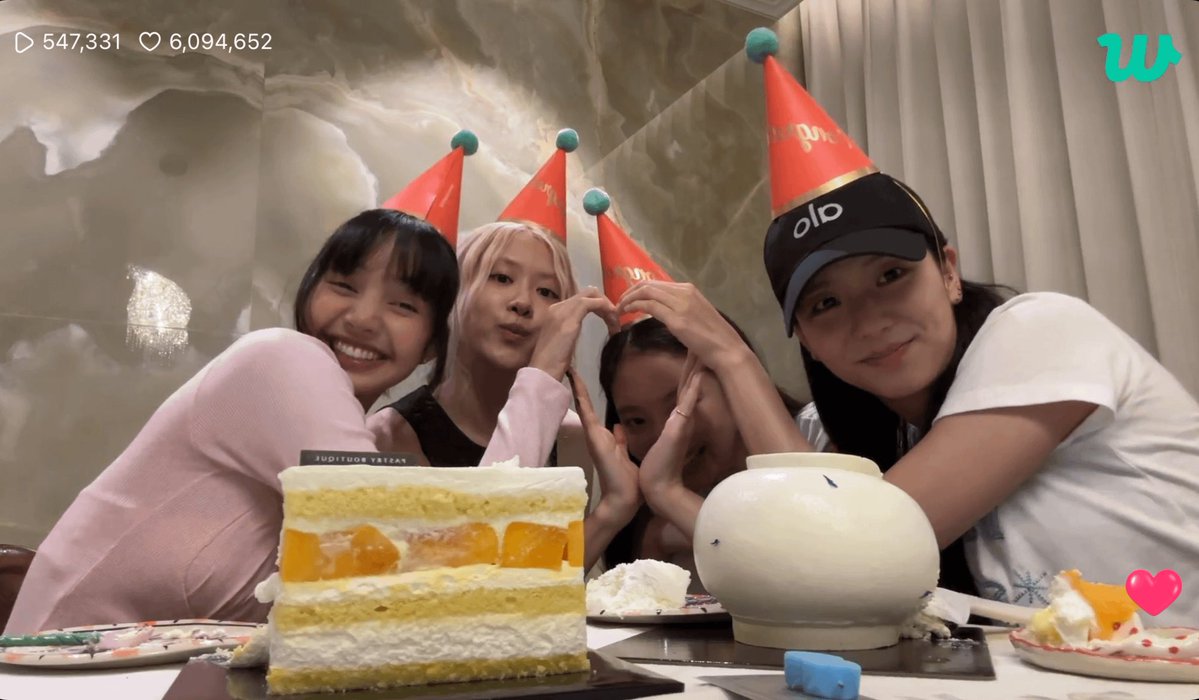 BORNPINKJlSOO's tweet photo. happy 10th anniversary blackpink!  🥺 https://t.co/6b1L50fQj7