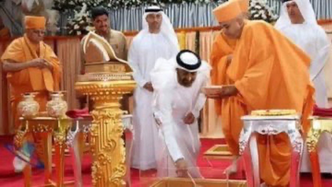 Aa02fv's tweet photo. @theworld206 @xmohaviic @Capt_ad @Abdulkhaleq_UAE من هو المسلم  لايكون الهندوسي؟🤣🤣 https://t.co/KF17uM5KTo