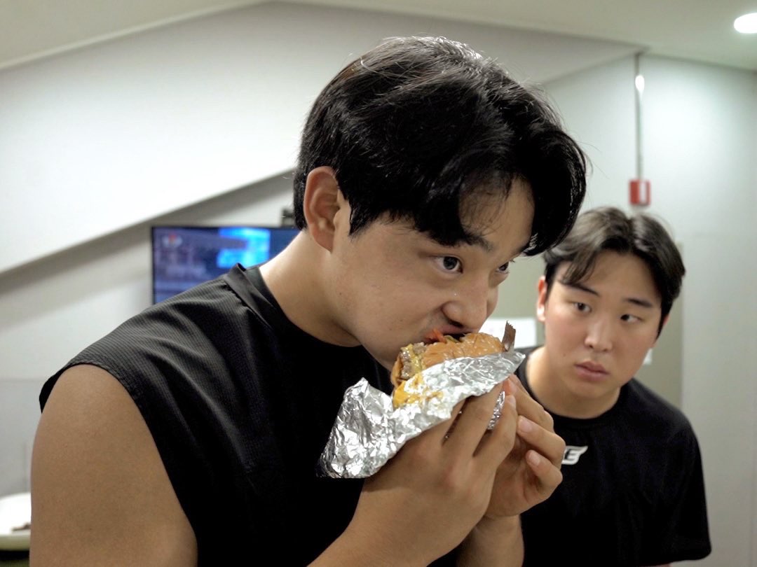 1234NA4's tweet photo. 인서랑  현빈이 피자먹는 영상 너무 힐링영상같음 ㅋㅋ캐미도  미쳤고 벌써 몇번 돌려본듯 
그리고 영상볼때  이 폭력적인  구도도 자꾸생각나던데 나만그럼? https://t.co/X8EHKqepia