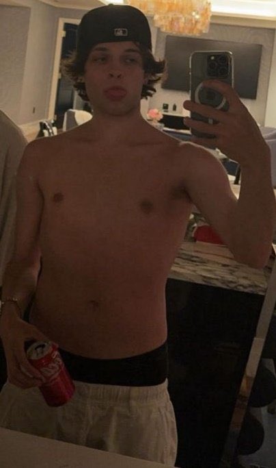 sleepysturnz's tweet photo. chris’s biceps are CRAZY like can we talk about it because it’s like stick arms before compared to now 😵‍💫 https://t.co/pAgWaMEXpn