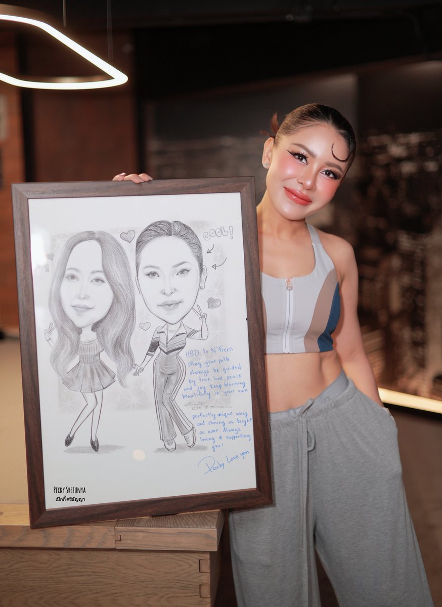 PexkyOfficial's tweet photo. HBD to  N'Freen May your path always be guided by true love, peace, and joy. Keep blooming beautifully in your own perfectly unique way and shining as bright as ever. Always loving and supporting you!

#srchafreen
#RoomNumberFreen
#InTheFreenRoom

ขอบคุณน้องฟรีนที่ชวนไปงานด้วยนะคะ รอบนี้พี่พลาดเอง กำชับทุกคนล็อคคิว ตัวเองเผลอรับปากงานหนึ่งไว้ เคลียร์คิวไม่ทันเลย ขอส่งของขวัญเล็กๆ น้อยๆ ไปแทนนะคะ ขอให้หนูมีความสุข สุขภาพแข็งแรง มีรอยยิ้มทุกวัน เลิฟยูจ้า 🌷🤍 @srchafreen