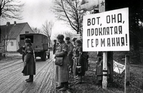 HistoryFoto's tweet photo. «Вот она проклятая Германия!» Плакат перед въездом на территорию Германии. 1945 г. https://t.co/8Rko7nMp7G