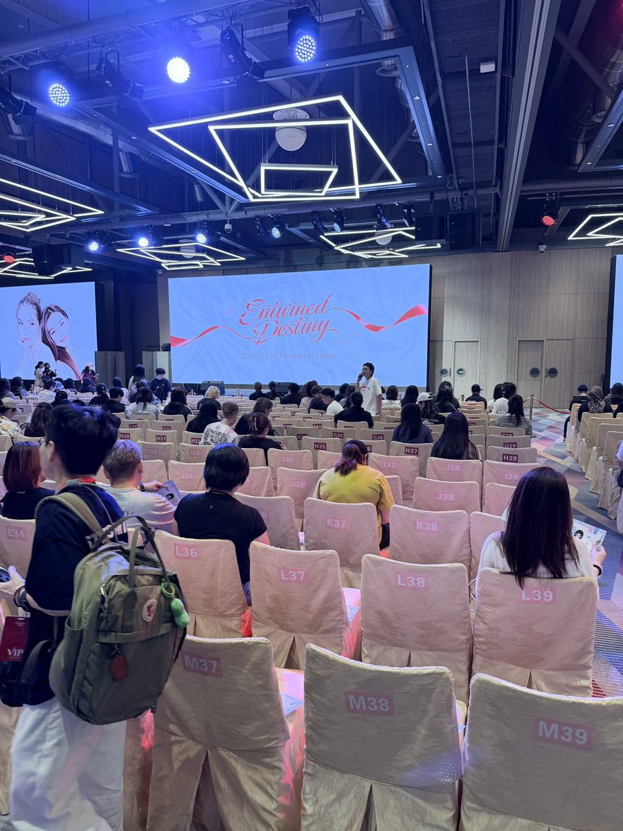 skylikeyou228's tweet photo. เข้ามาข้างในฉันตกใจมากจัดโต๊ะฟีลงานแต่งเวอร์ 555

#ENGLOT1stFanmeetinMacau 
#อิงล็อต #englot https://t.co/IHOgHhtove