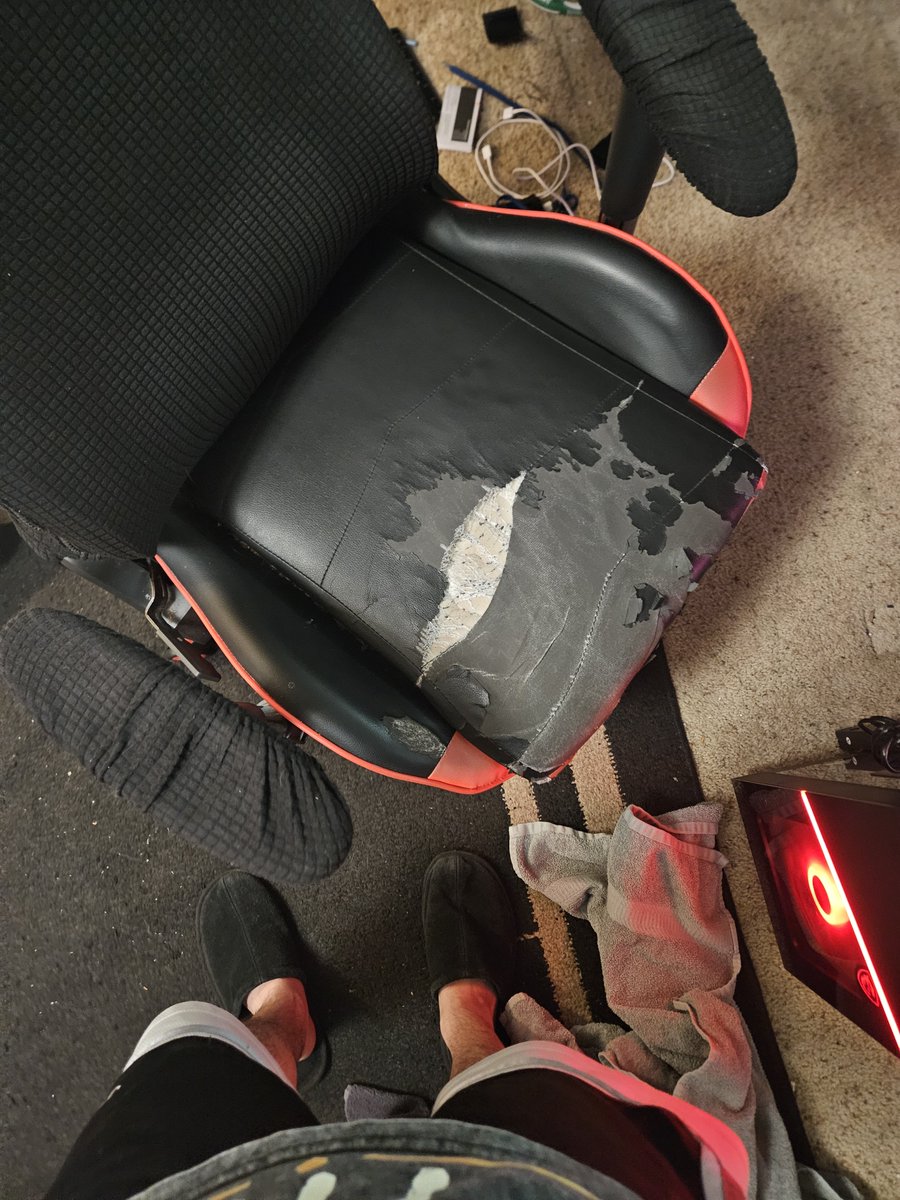 DBKOKAN810's tweet photo. My is ass is doing some major crit  damage to my chair https://t.co/d9zparNETy