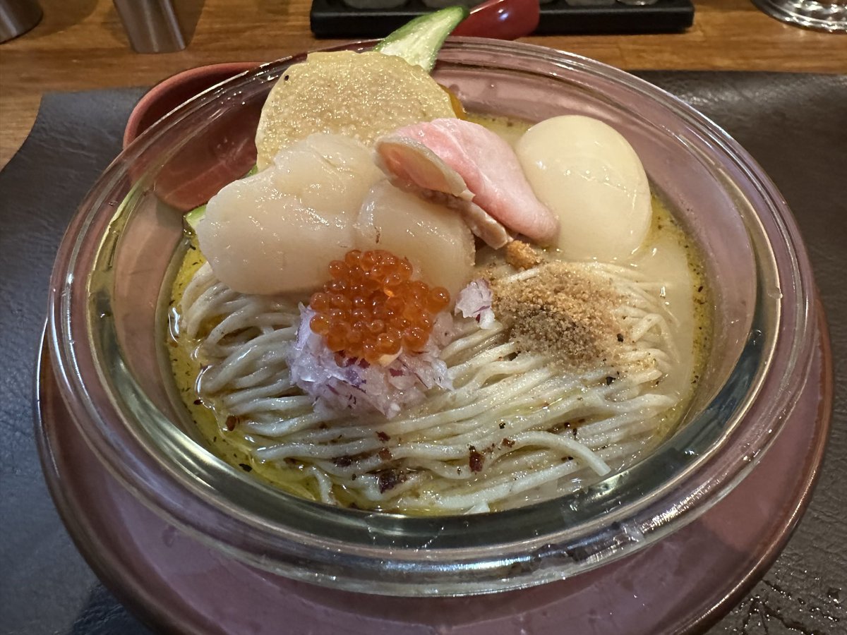 tkntsyk1969's tweet photo. 麺処青野＠寄居
 
帆立と夏野菜とカラスミ冷やし麺+味玉
 
外は暑いが、透明な器がとても涼しげ✨
魚介を感じる綺麗なスープは、カラスミのほんのりした香ばしさとコクを感じ、コシの有る麺と良く合い凄く旨い😆
新鮮な夏野菜達も、プルプルの帆立も、プチプチのイクラも堪らない🥰
ご馳走様でした😊 https://t.co/bKxDOEPR0V