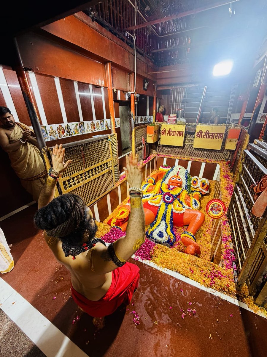 ShriBadeHanuman's tweet photo. 🚩 आज शनिवार, 8 अगस्त 2026 🚩

श्री बड़े हनुमान जी महाराज के पावन मंगला श्रृंगार एवं आरती दर्शन 🙏🚩

श्री बड़े हनुमान जी महाराज सभी भक्तों पर अपनी कृपा बनाए रखें।
जय श्री राम 🙏 जय बजरंगबली 🚩

#बड़ेहनुमानजी #हनुमानजी #मंगलाआरती #श्रृंगारदर्शन #हनुमानदर्शन #जयश्रीराम #जयबजरंगबली #शनिवार