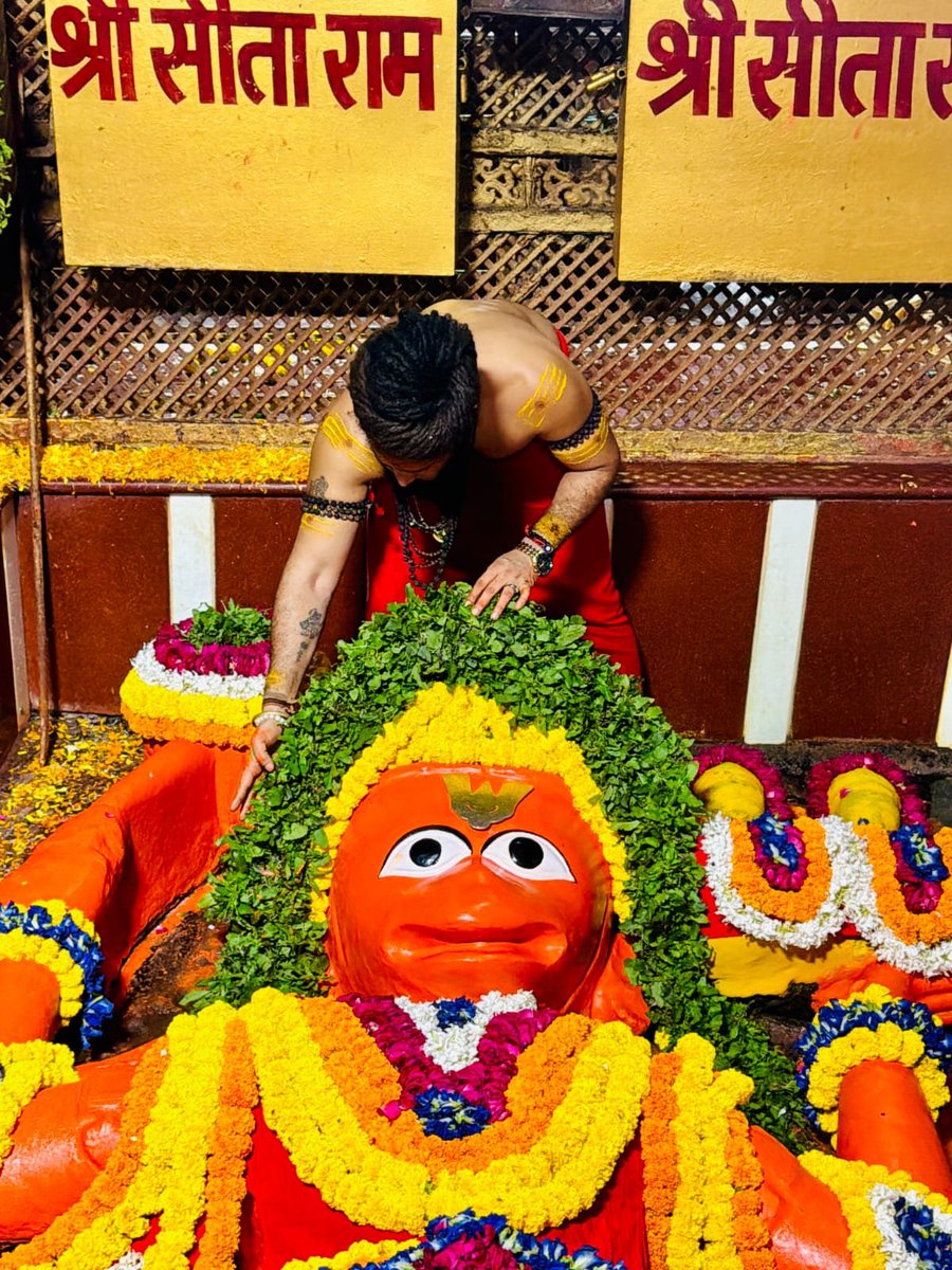 ShriBadeHanuman's tweet photo. 🚩 आज शनिवार, 8 अगस्त 2026 🚩

श्री बड़े हनुमान जी महाराज के पावन मंगला श्रृंगार एवं आरती दर्शन 🙏🚩

श्री बड़े हनुमान जी महाराज सभी भक्तों पर अपनी कृपा बनाए रखें।
जय श्री राम 🙏 जय बजरंगबली 🚩

#बड़ेहनुमानजी #हनुमानजी #मंगलाआरती #श्रृंगारदर्शन #हनुमानदर्शन #जयश्रीराम #जयबजरंगबली #शनिवार