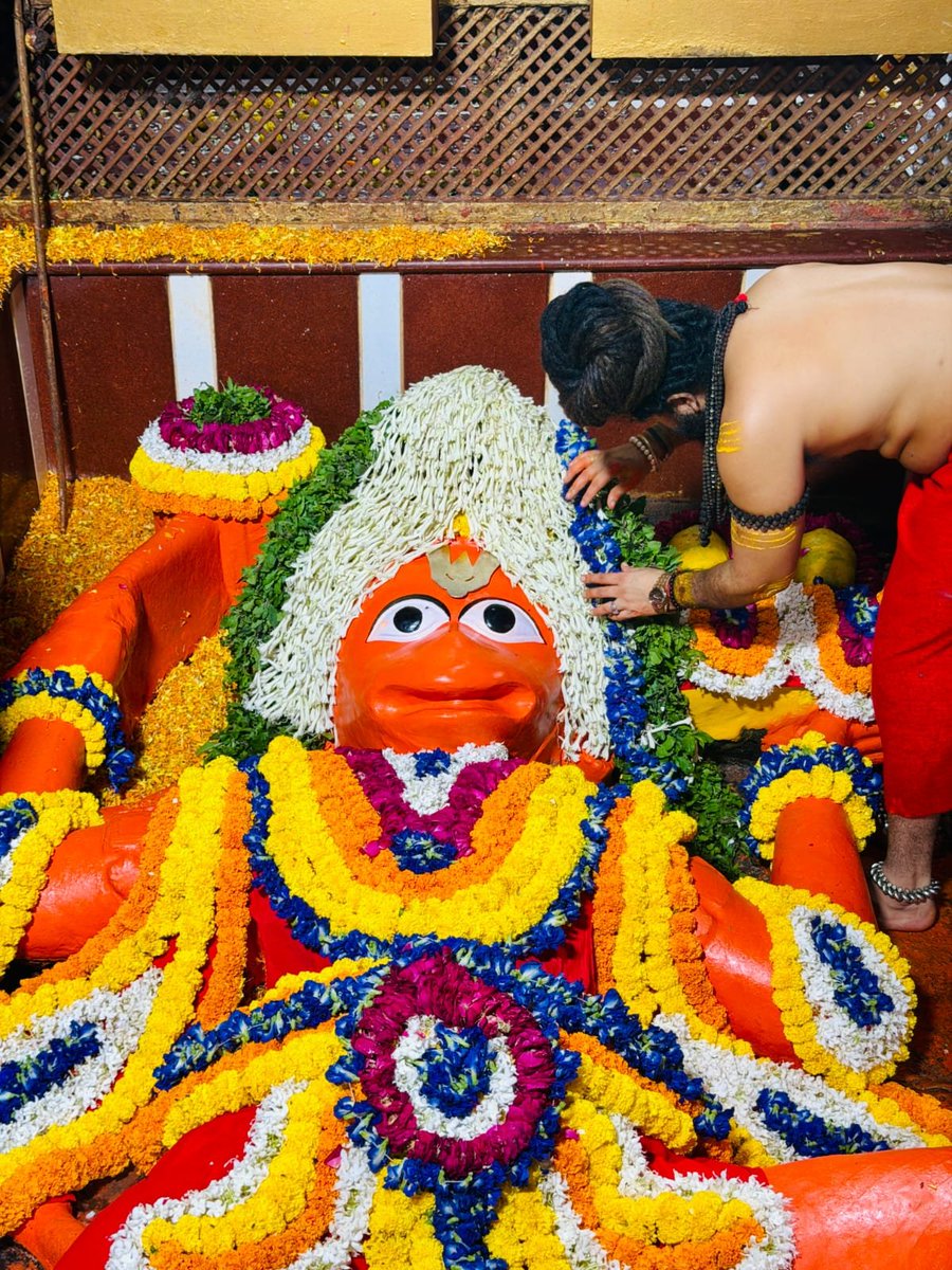 ShriBadeHanuman's tweet photo. 🚩 आज शनिवार, 8 अगस्त 2026 🚩

श्री बड़े हनुमान जी महाराज के पावन मंगला श्रृंगार एवं आरती दर्शन 🙏🚩

श्री बड़े हनुमान जी महाराज सभी भक्तों पर अपनी कृपा बनाए रखें।
जय श्री राम 🙏 जय बजरंगबली 🚩

#बड़ेहनुमानजी #हनुमानजी #मंगलाआरती #श्रृंगारदर्शन #हनुमानदर्शन #जयश्रीराम #जयबजरंगबली #शनिवार