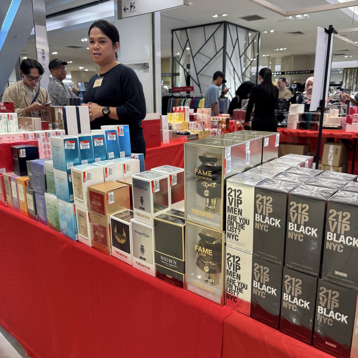 frostysidess's tweet photo. PS here at LUXASIA CLEARANCE SALE ❤️

no service charge, just collecting points hehe https://t.co/Zb7V1UyCov https://t.co/w13qSJZkx3