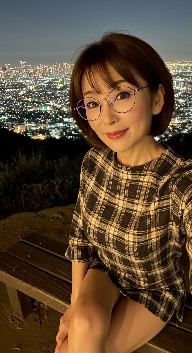 choco4choco8's tweet photo. 夜景を眺めながらちょっと贅沢なひととき🌃✨
きらめく街の灯りを背にするといつもの時間も少し特別に感じます
昨夜はゆっくりこの景色を楽しみました😊
#夜景 #夜のひととき https://t.co/1uqgxFVPx4