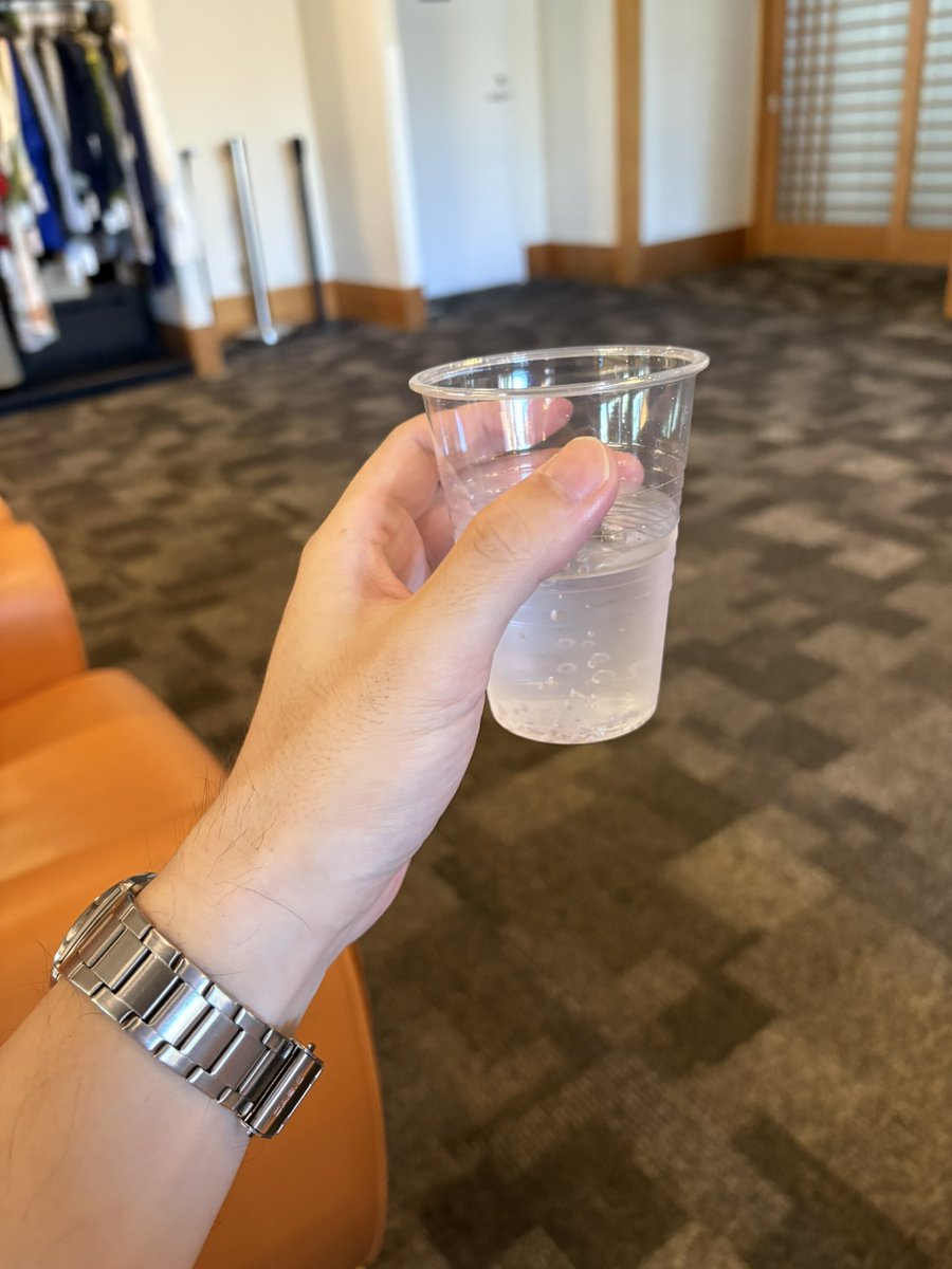 kmtsk's tweet photo. 何の気なしに検索したら伊東温泉のニュー岡部が2食つきが2万円と破格で出てたので衝動で予約。野暮用済ませて直行し、チェックインもして部屋に入れるまでロビーで酒喰らってる。 https://t.co/HMXWjEHv7n