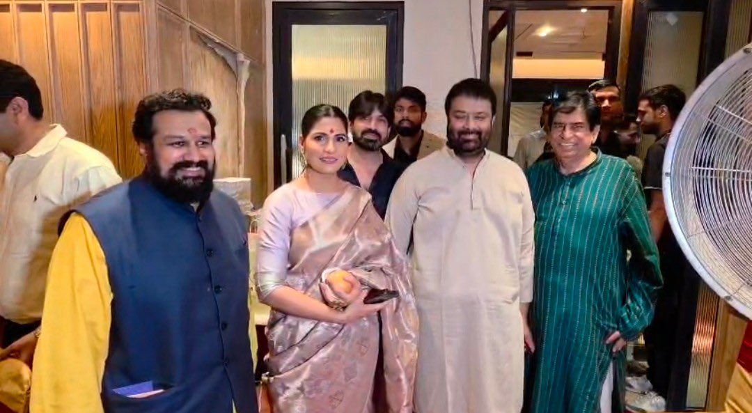 DChaurasia2312's tweet photo. वरिष्ठ अधिवक्ता हरि शंकर जैन जी और उनके सुपुत्र विष्णु जैन जी के नए आवास के गृह प्रवेश समारोह में सम्मिलित होने का सौभाग्य मिला। अपने अकाट्य कानूनी तर्कों से इन्होंने देश में सनातन की अलख जगाने का महान काम किया है। मां कहती थीं कि ईश्वर हर व्यक्ति की भूमिका तय करके ही उसे इस धरा पर भेजता है।सदियों की गुलामी से भारत के मंदिरों को मुक्त कराने का बीड़ा उठाने वाले जैन परिवार का ये ऋण देश कभी नहीं चुका पाएगा। अनेक झंझावातों के बाद भी ये परिवार कभी विचलित नहीं हुआ। सनातन के नाम पर एक आवाज में धन का अंबार लग सकता था लेकिन इन्होंने इन मुकदमों के लिए कभी किसी से एक पाई भी नहीं ली। कानूनी मुकदमों, यात्राओं, शोध और दस्तावेजों का समस्त व्यय ये परिवार स्वयं उठा रहा है। सनातन समाज सदैव इनका कृतज्ञ रहेगा।
#HarishankarJain #VishnuJain
#SanatanDharma #Sanatan
#HinduDharma #DeepakChaurasia #deepakchaurasia 
@VishnuJainOfficial
@adv_hsjain
@RubikaLiyaquat