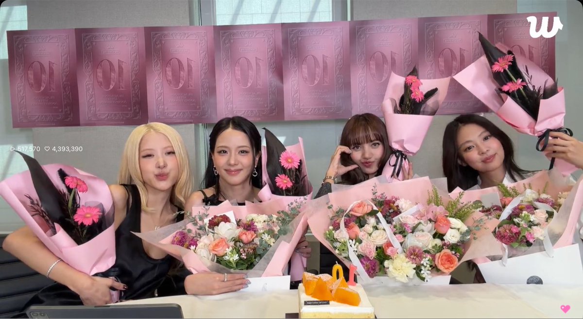 BBU_BLACKPINK's tweet photo. the cake and the big bouquet are from our rosie then the small bouquet from yg (?) 😭😭 https://t.co/X2GalL5qzW