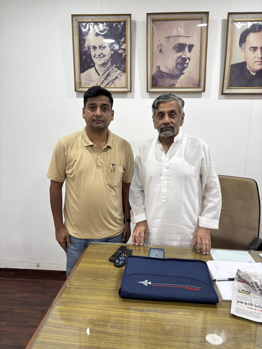gulrez_imdf's tweet photo. 24 अकबर रोड नई दिल्ली में #Vichar विभाग के नव नियुक्त चेयरपर्सन कैप्टेन श्री @PraveenDavar जी से मुलाक़ात कर उनको बधाई दी। https://t.co/Y4LX5ETnjU