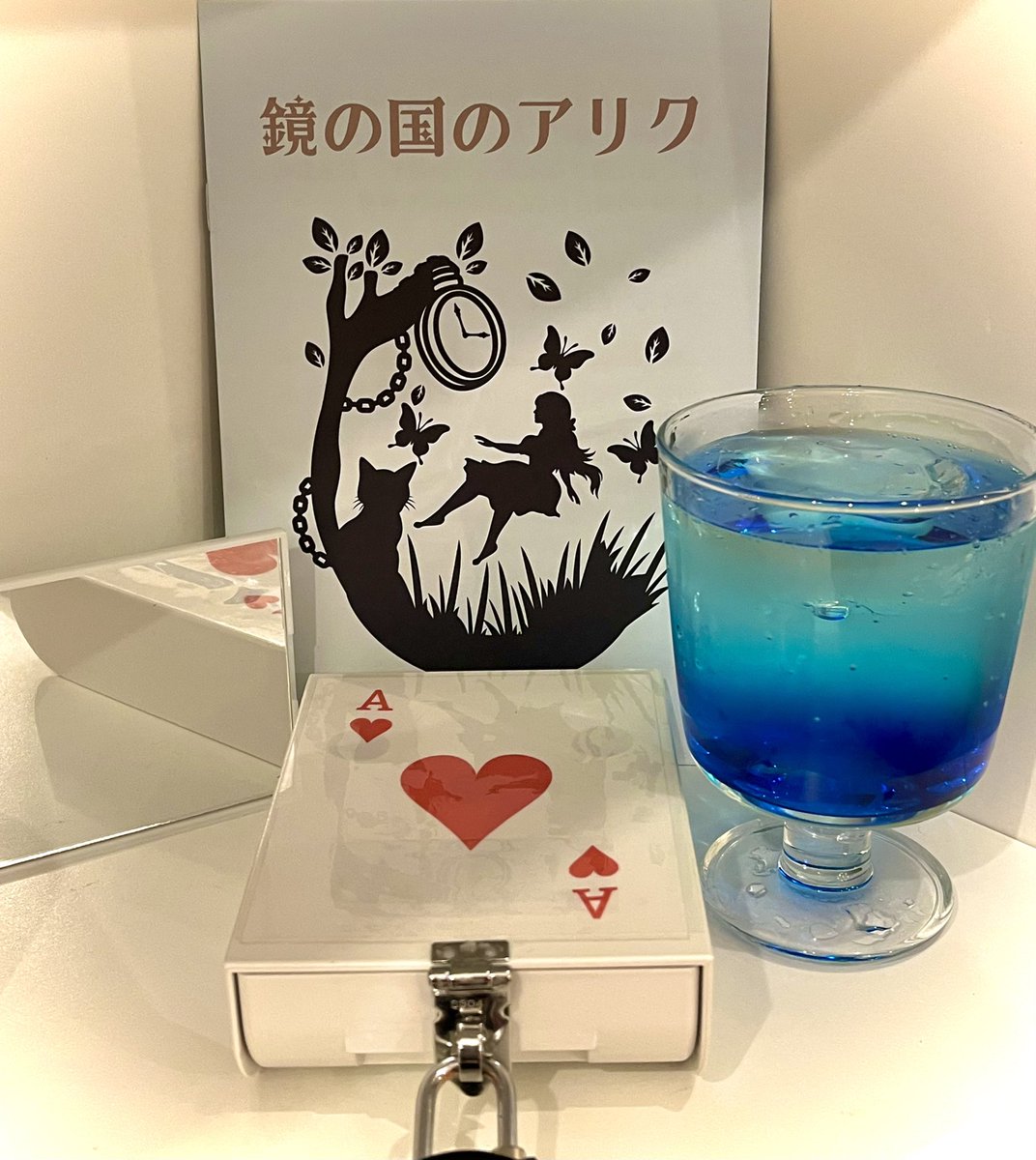 hatena_coffee_u's tweet photo. 🪞鏡の中の世界へ！
この物語には、いったいどんな内容が待っているのでしょうか？ 気になりませんか？🎶✨
ようこそ、はてな珈琲店へ！☕️🤎

🌃最終入店は21:00までとなります。

#梅田カフェ #梅田デート #デートスポット  #謎解き #謎解きカフェ #大阪謎解き #大阪デート #大阪デートスポット https://t.co/0KHVID8goG