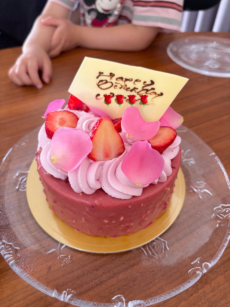 chialliekun's tweet photo. Ryouraのケーキ美味しい🌹✨ https://t.co/oL5Mui0wbn